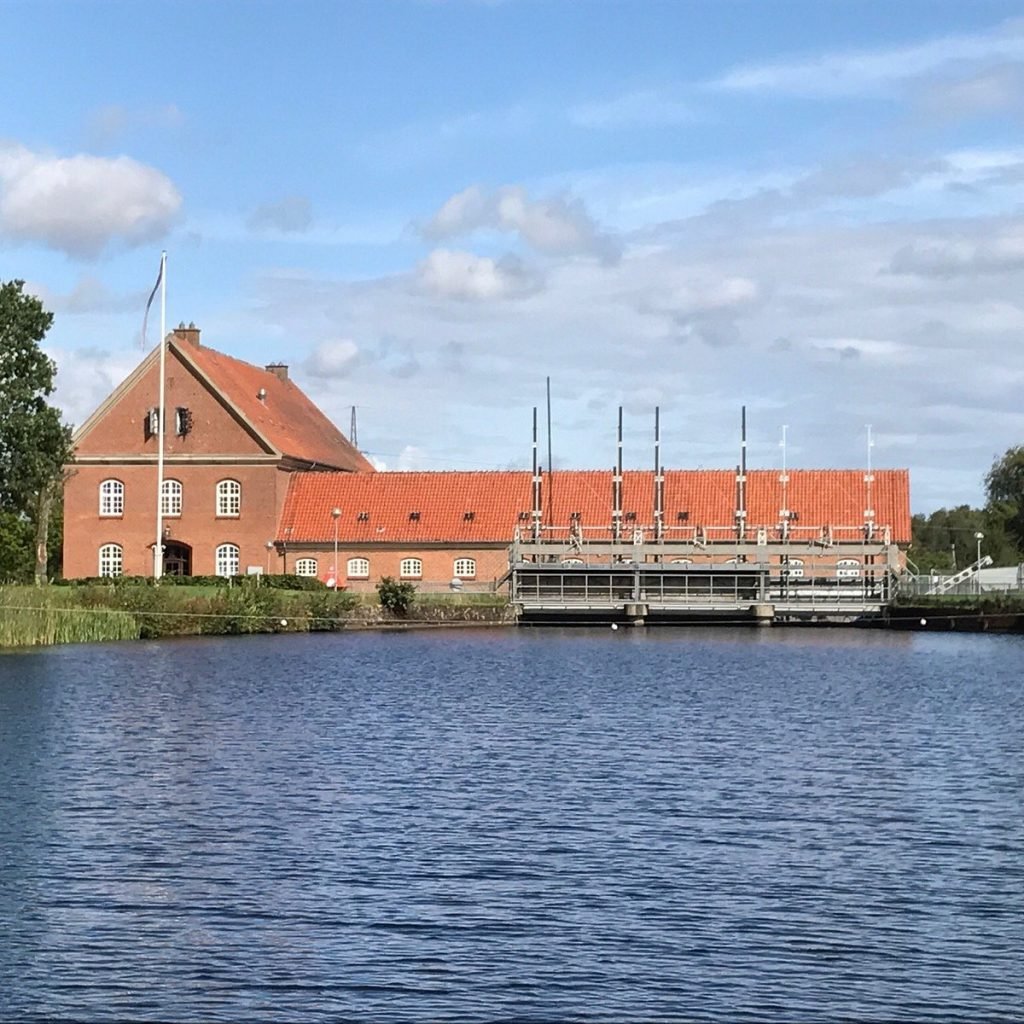 a lake in front of a building in daytime
